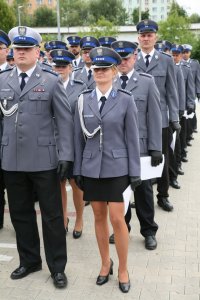 Awansowania policjanci stoją w szeregu.