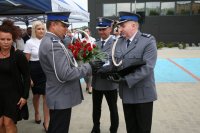 Insp. Krzysztof Herzyk i mł. insp. Grzegorz Jakubiec wręczają bukiet kwiatów Zastępcy Komendanta Wojewódzkiego, insp. Piotrowi Kuci.