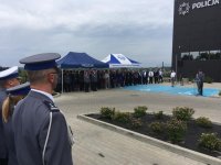Dowódca pododdziału w tle goście honorowi.