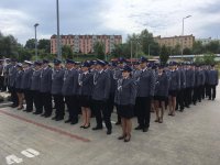 Awansowani policjanci stoją w pododdziale.