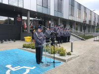 Komendant Miejski Policji w Bielsku-Białej, w tle kadra kierownicza i pracownicy cywilni.