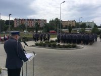 Komendant Miejski Policji w Bielsku-Białej, w tle policyjna orkiestra i policjanci.