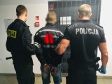 Aresztowany 32-latek podejrzany o kradzieże paliwa doprowadzany przez Policjantów.