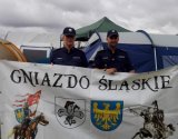Policjanci trzymają baner z napisem Gniazdo Śląskie