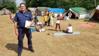 Policjant na obozie harcerskim