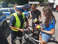 Rowerzyści otrzymuj a odblaski