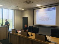 Policjanci prowadzą odprawę przed zabezpieczeniem wyścigu Tour de Pologne. Na zdjęciu naczelnik bielskiej drogówki kom. Krzysztof Stankiewicz oraz asp. szt. Arkadiusz Mroczko.