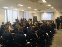 Policjanci i Strażnicy Graniczni podczas odprawy służbowej przed zabezpieczeniem Tour de Pologne.