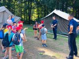 Policjanci rozmawiają z harcerzami.