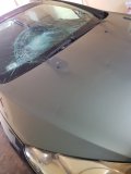 Pojazd, którym  potrącono pieszego z rozbitą przednią szybą