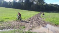Zawodnicy podczas przeprawy na trasie rajdu rowerowego.