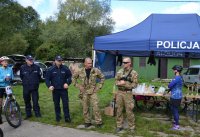 Policjanci prowadzą odprawę przed zawodami.