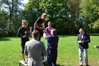 Komendant Miejski Policji w Bielsku-Białej wręcza puchary.
