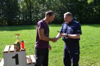 Komendant Miejski Policji w Bielsku-Białej wręcza nagrodę.
