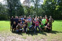 Zdjęcie grupowe uczestników i organizatorów III Przełajowego Rajdu Rowerowego o Puchar Komendanta Miejskiego w Bielsku-Białej.