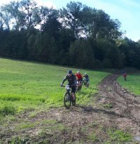 Zawodnicy jadą na rowerach.