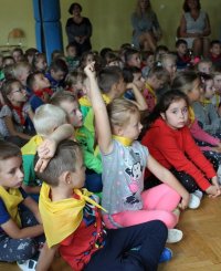 Dziecko zgłasza się do odpowiedzi.