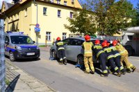 Strażacy usuwają pojazd z rejonu działań.