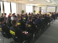 Policjanci podczas odprawy do zabezpieczenia meczu.