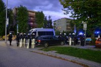 Policjanci oddziałów prewencji Policji stoją w szeregu.