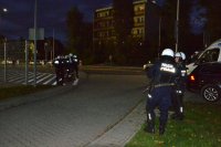 Policjanci zabezpieczają drogę dojazdową do stadionu.