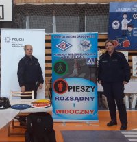 Dzielnicowe stoją przy stanowisku tematycznym Policji.