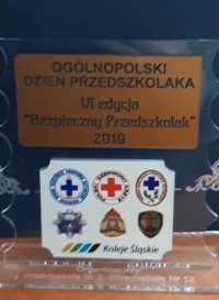 Okolicznościowa statuetka z napisem dotyczącym Ogólnopolskiego Dnia Przedszkolaka.