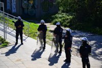 Policjanci z oddziałów prewencji zabezpieczają rejon dworca PKP.