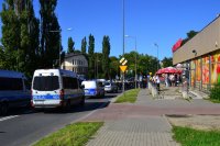 Policyjne busy jadą za tłumem kibiców.
