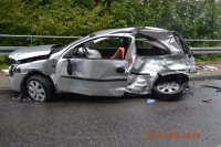 Pojazd Opel Corsa po zderzeniu z busem. Widok rozbitego samochodu.