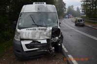 Pojazd Peugeot Boxer, z rozbitym w wyniku zderzenia przodem samochodu.