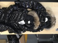 Kurtki zabezpieczone przez policjantów zaopatrzone w podrobione znaki towarowe.
