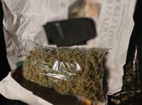Marihuana znaleziona przez policjantów w samochodzie podejrzanych.