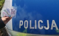 Upominki z hasłami profilaktycznymi dla kierowców na tle napisu Policja.