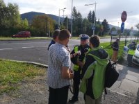 Naczelnik Wydziału Ruchu Drogowego KMP Bielsko-Biała udziela wywiadu dla mediów.