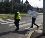 Mężczyzna wchodzi na przejście z napisem: jechałem za szybko, mogłem zabić.