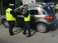Policjanci prowadzą kontrolę drogową.