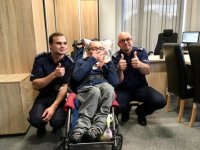 I Zastępca Komendanta Miejskiego Policji w Bielsku-Białej z niepełnosprawnymi Patrykiem i Dawidem.