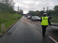 Policjantka idzie w kierunku zdarzenia drogowego.
