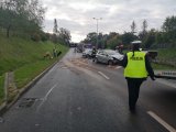 Policjantka idzie w kierunku zdarzenia drogowego.