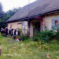 Strażacy OSP w Starym Bielsku zabezpieczają okna budynku.