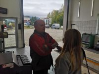 Dziennikarka Radia Bielsko prowadzi wywiad z diagnostą.