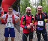 Policjanci z Bielska-Białej. Tomasz Czernek, Marek Jurzak i Tomasz Staniek na mecie biegu Beskidy Ultra - Trail.