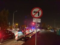 Znak zakaz skrętu w lewo na skrzyżowaniu gdzie doszło do potrącenia pieszej.