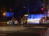 Policjanci z ruchu drogowego prowadzą oględziny miejsca wypadku drogowego.