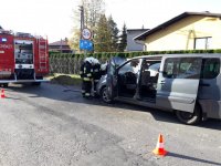 Strażacy dogaszają pożar samochodu.