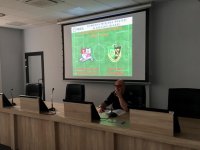 I Zastępca Komendanta Miejskiego Policji w Bielsku-Białej, mł. insp. Dariusz Zajda prowadzi odprawę do zabezpieczenia meczu piłkarskiego.