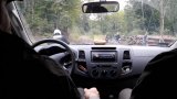Widok z radiowozu policyjnego, na drugim planie na drodze widać kierujących motocyklami.