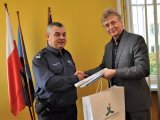 Burmistrz Czechowic-Dziedzic przekazuje Komendantowi Komisariatu Policji w Czechowicach-Dziedzicach podinsp. Sławomirowi Walczakowi opaski odblaskowe.