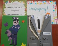 Okolicznościowe laurki przekazywane policjantom przez dzieci z przedszkola i szkoły.